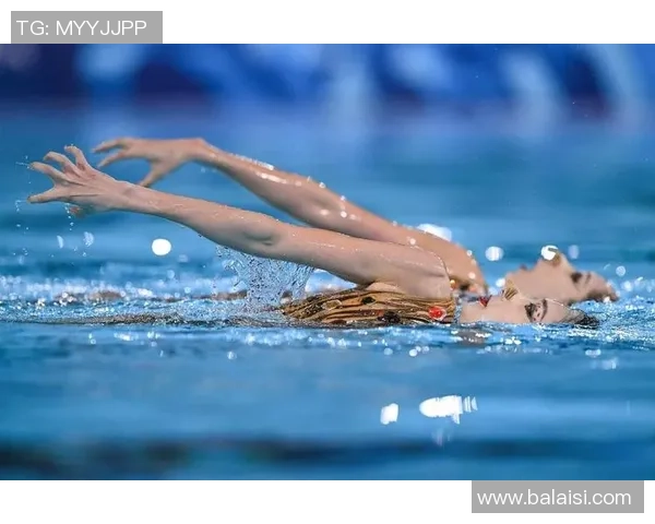 从高空一跃入水花四溅的艺术探索跳水运动的力量与美感