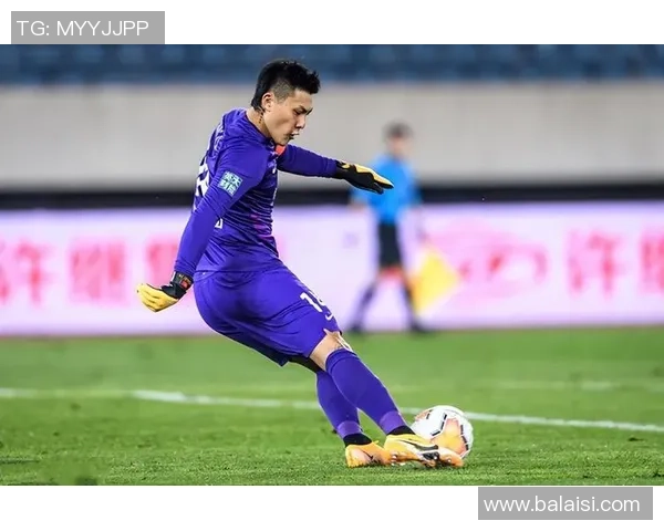 王大雷在赛场上的关键扑救展现中国门将坚韧意志与无畏精神