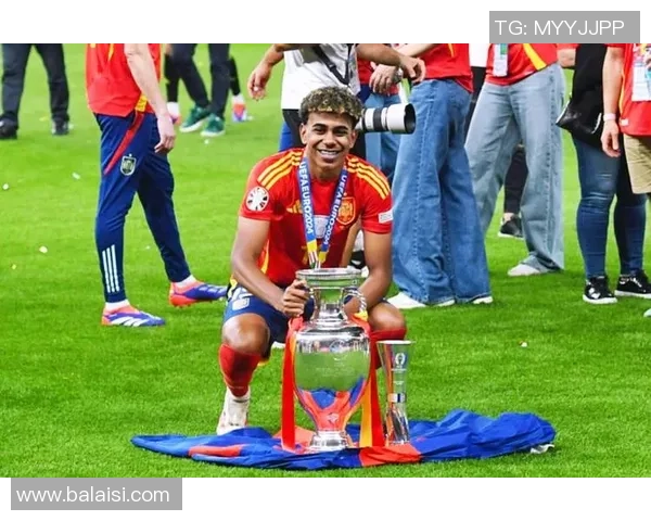 聚焦足球运动员成长之路与球场巅峰荣耀故事全景解析纵横展现篇章